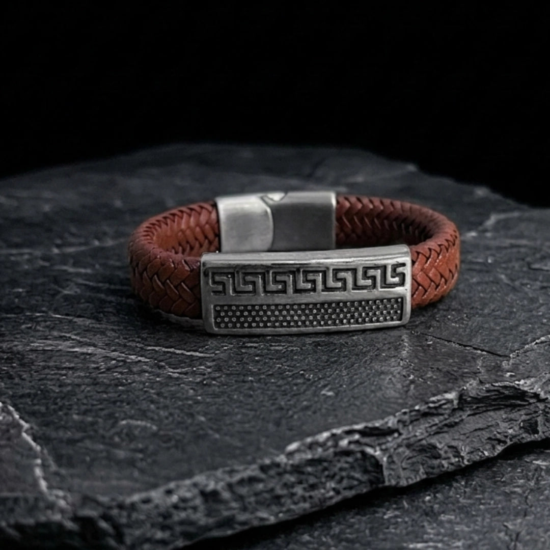 Pulsera Atenas de cuero trenzado color marrón con placa griega a base de acero inoxidable