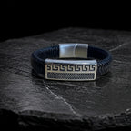 Vista lateral de la pulsera Atenas en cuero trenzado negro con acabado en acero plateado