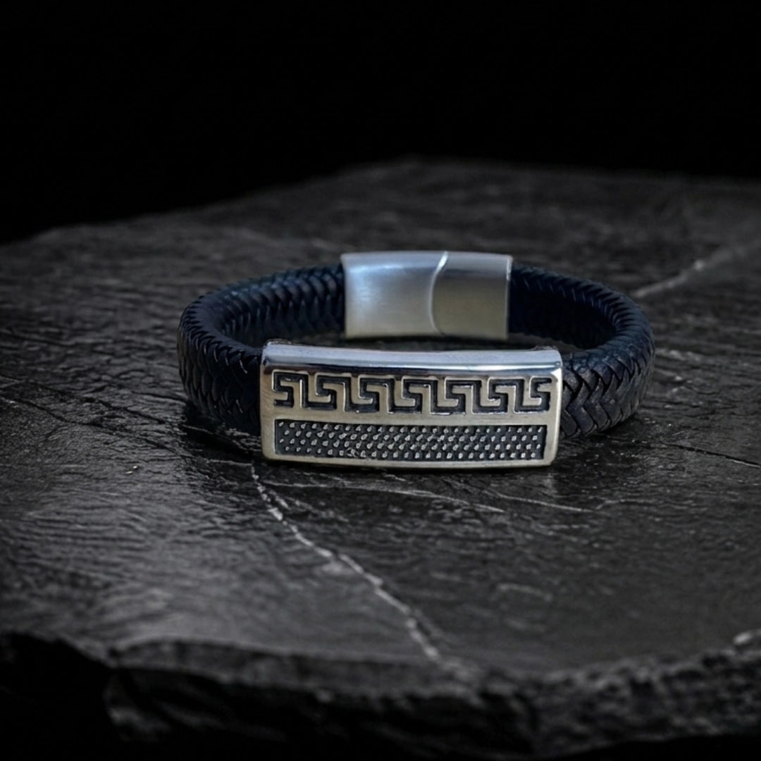 Vista lateral de la pulsera Atenas en cuero trenzado negro con acabado en acero plateado