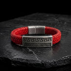 Pulsera Atenas cuero rojo trenzado con broche magnético de acero color plateado.