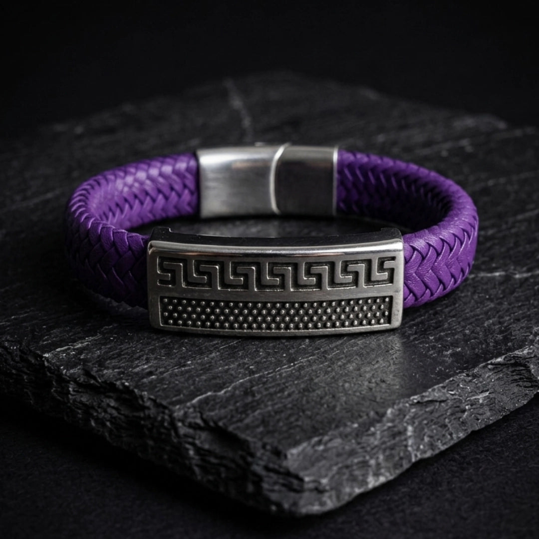KRV.CO pulsera Atenas cuero violeta con detalle griego, complemento para outfit casual masculino