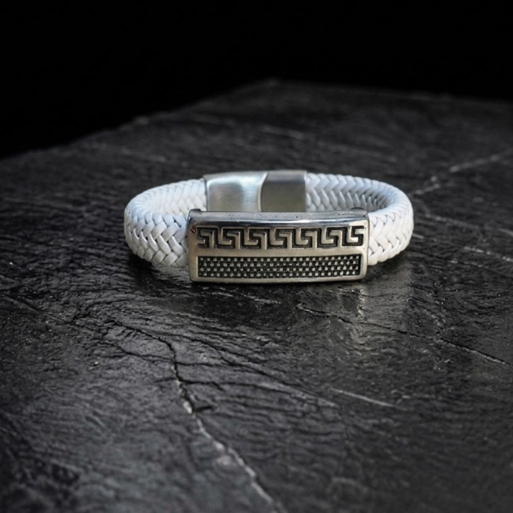 Pulsera Atenas de cuero trenzado blanco con placa griega en acero plateado para hombre
