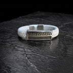 Pulsera Atenas de cuero trenzado blanco con placa griega en acero plateado para hombre