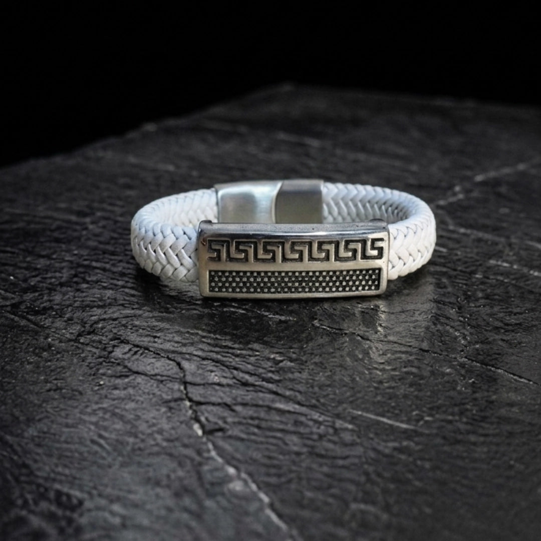 Pulsera Atenas de cuero trenzado blanco con placa griega en acero plateado para hombre