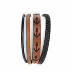 Pulsera de cuero sintético para hombre en color negro y rojo, con grabado de anclas negras, formada por cuatro tiras: una trenzada, una lisa, una delgada y una con diseño náutico sobre fondo marrón.
