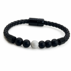 Pulsera de cuero negro trenzado con cuentas negras mate y una piedra blanca central. Estilo elegante y moderno para hombre – KRV Accesorios.