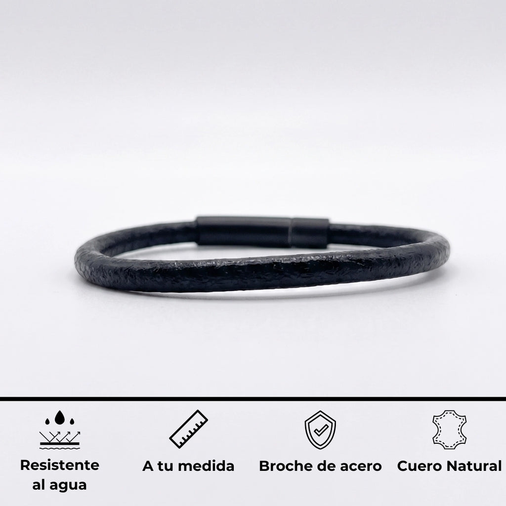 Pulsera en fondo blanco profeisonal minimalista de un cordón de cuero redondo y broche de acero inoxidable