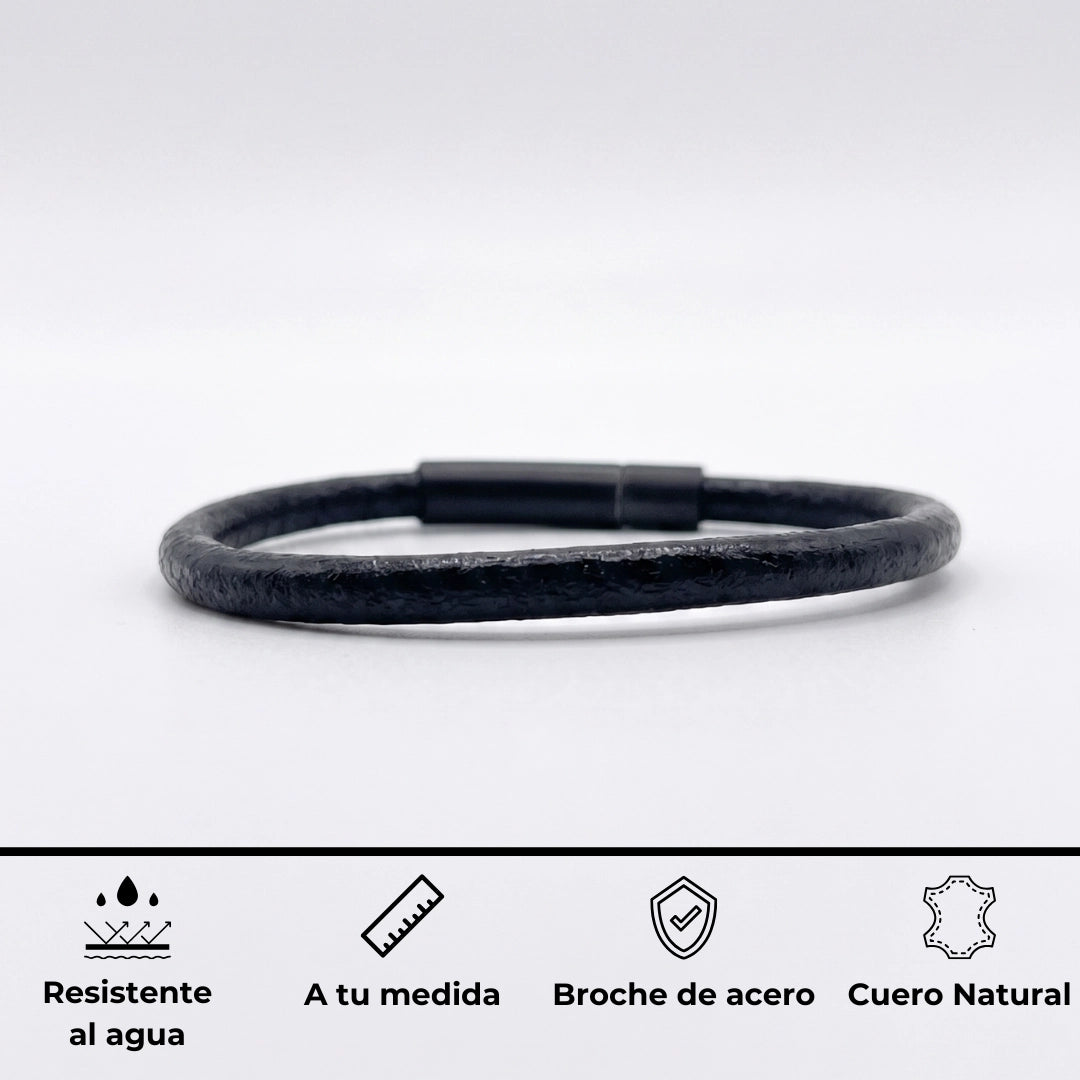 Pulsera en fondo blanco profeisonal minimalista de un cordón de cuero redondo y broche de acero inoxidable