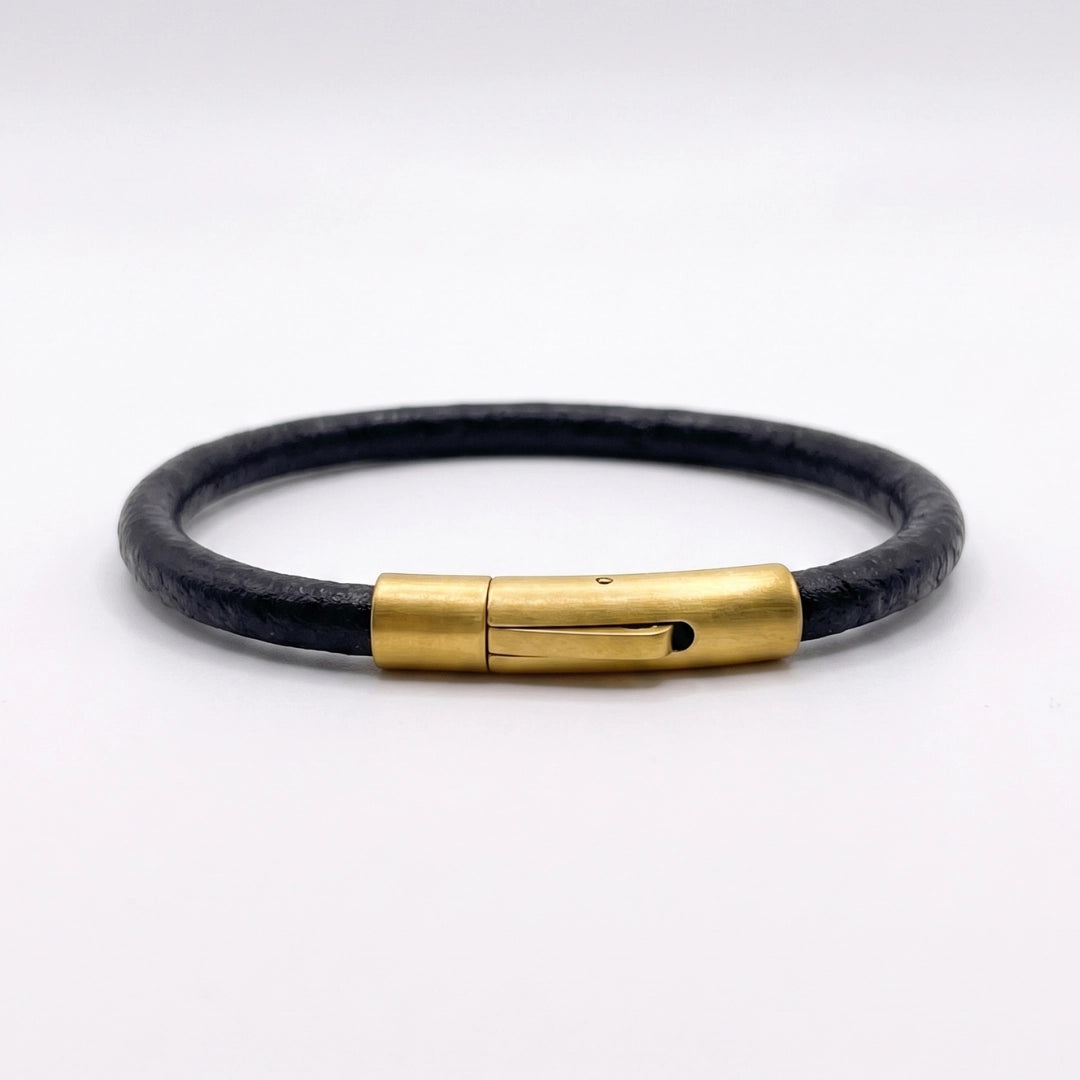 Manilla de cordon de cuero con broche e acero quirúrgico en color dorado