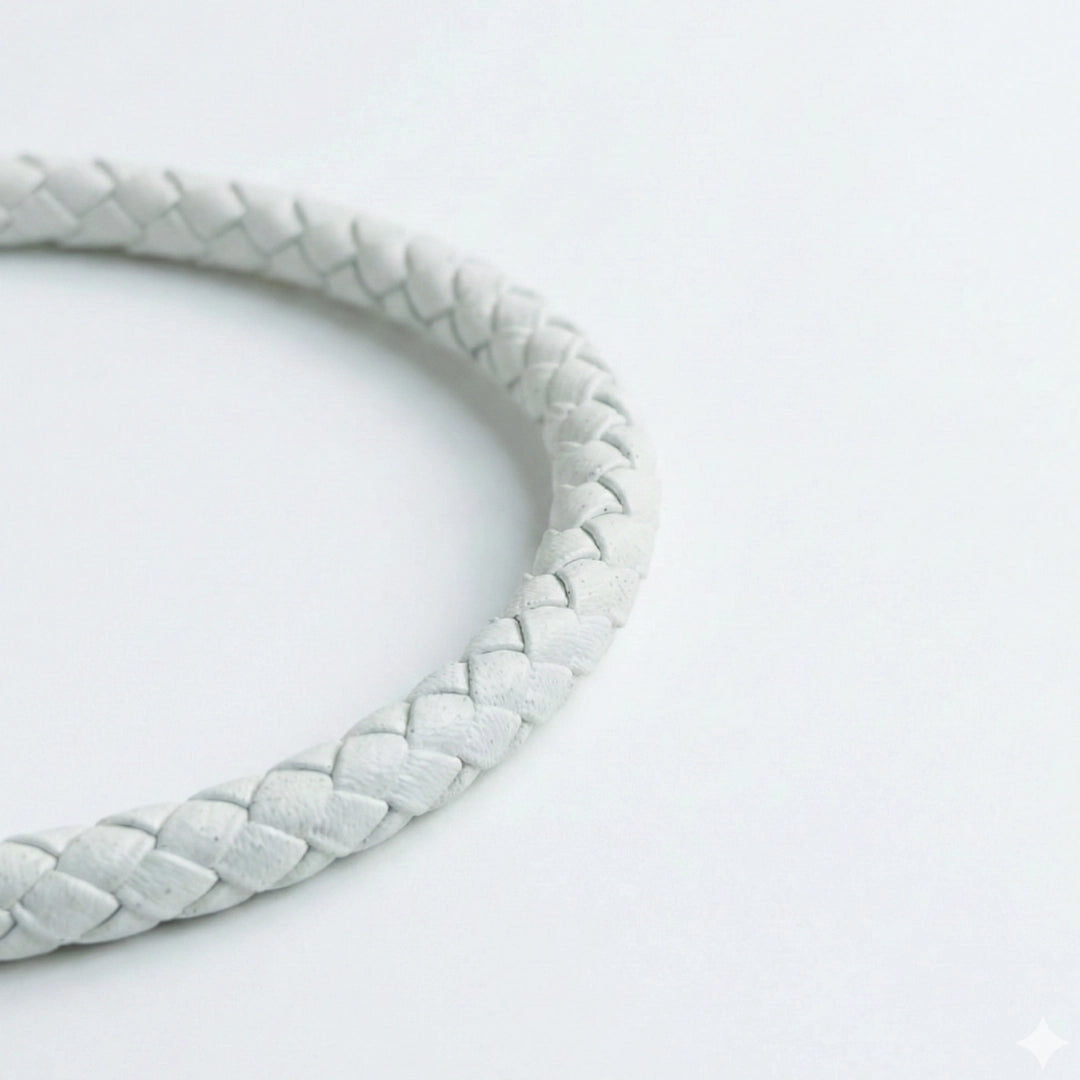 Vista lateral de pulsera de cuero trenzado bovino color blanco frío 