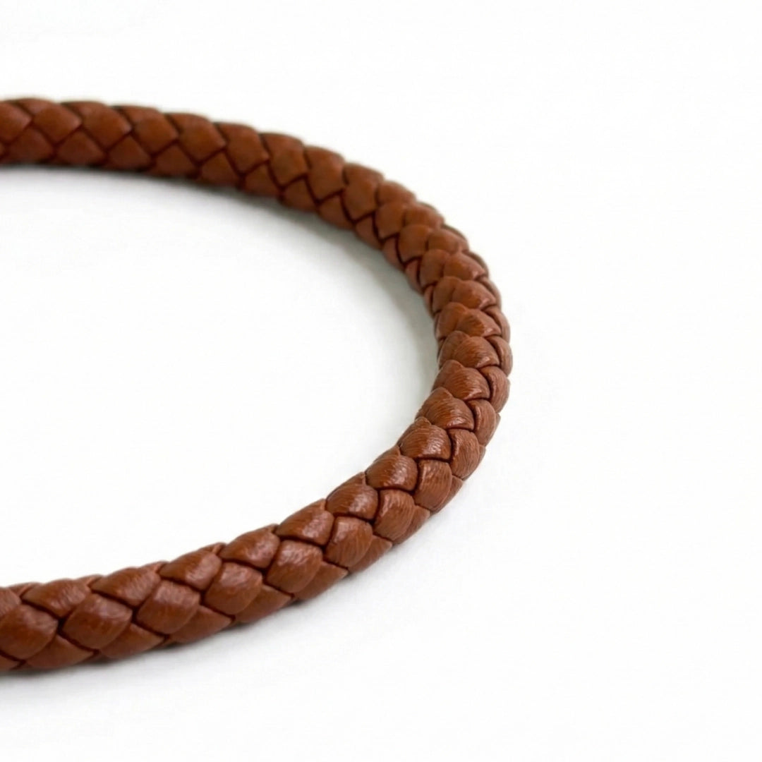 Vista lateral de pulsera de cuero trenzado bovino color marrón cálido 