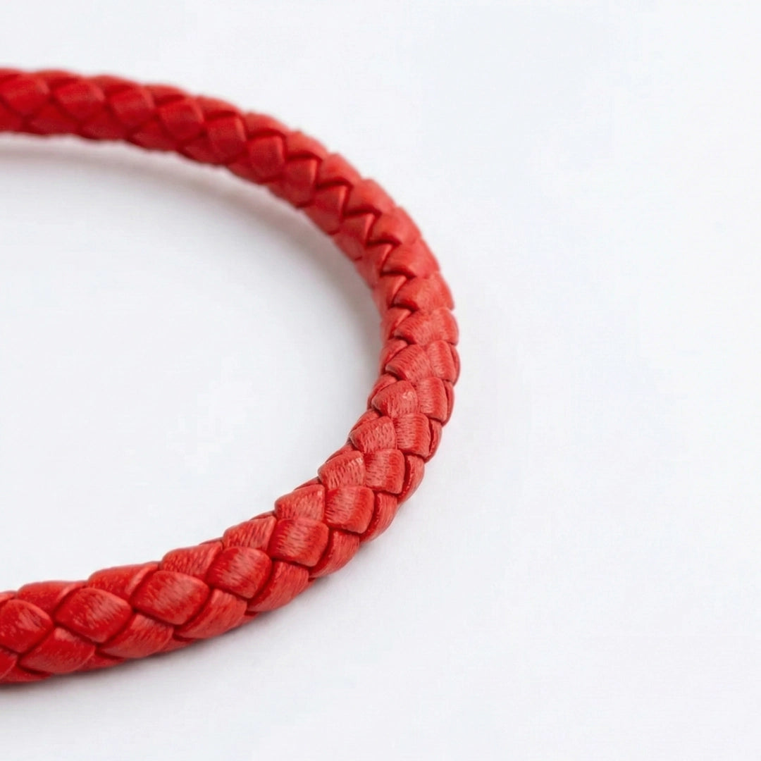 Pulsera de cuero trenzado color rojo vivo vista lateral