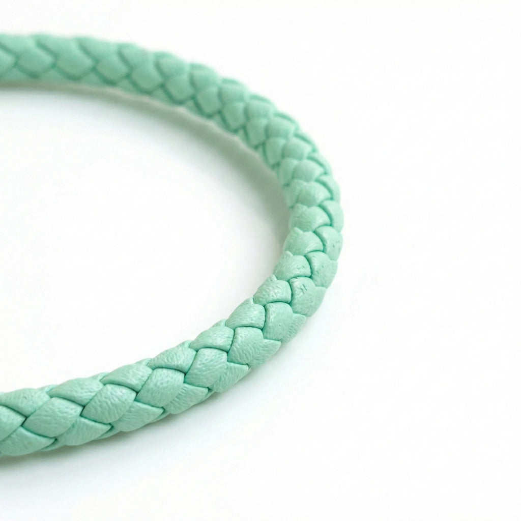 Vista lateral de pulsera de cuero bovino color verde jade