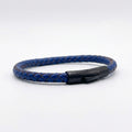 Detalle cierre clip acero inoxidable pulsera cuero azul cobalto