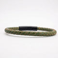 Pulsera de cuero trenzado natural color verde musgo en fondo blanco 