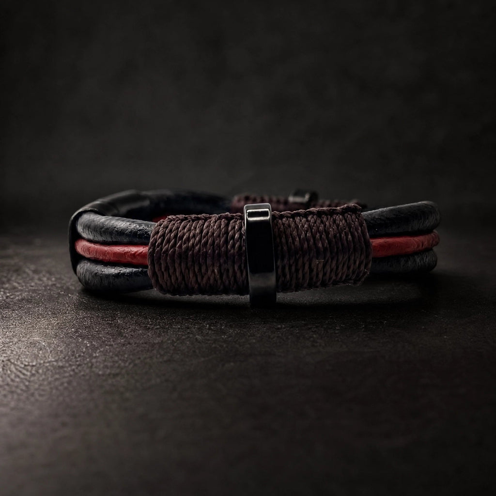 Vista lateral de pulsera de cuero redondo 