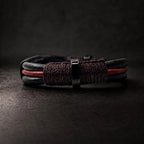 Vista lateral de pulsera de cuero redondo 