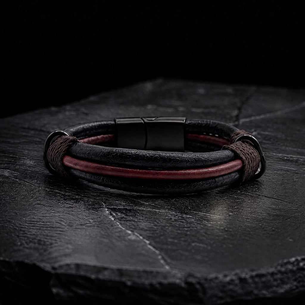 Pulsera de cuero redondo negro con tira de cuero color vinotinto en el centro 