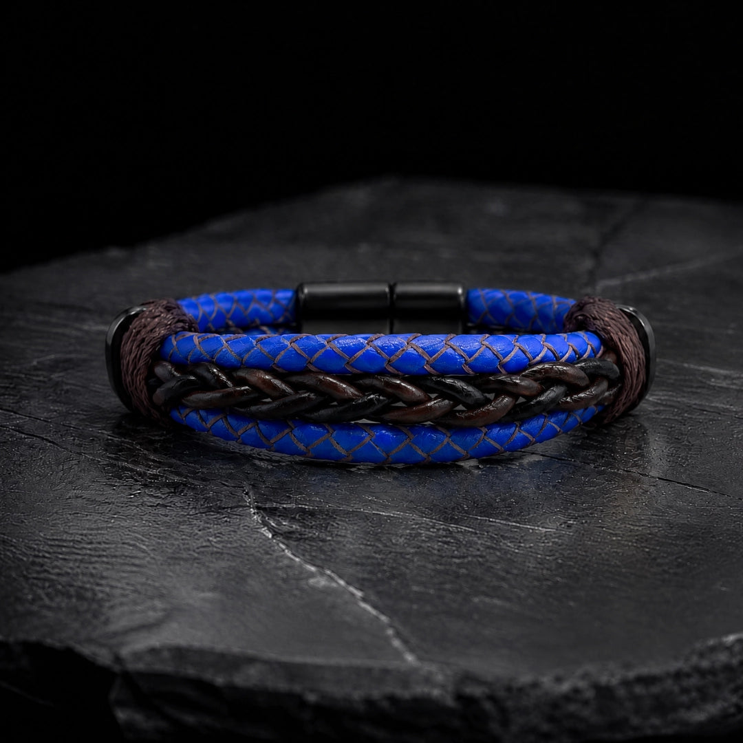 Pulsera cuero trenzado color azul con broches de acero color negro, fondo oscuro