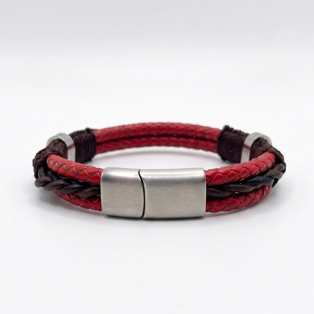 Vista posterior de pulsera de cuero trenzado rojo para hombre, mostrando el cierre seguro con broche magnético de acero inoxidable en acabado plateado mate.
