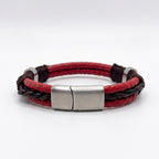 Vista posterior de pulsera de cuero trenzado rojo para hombre, mostrando el cierre seguro con broche magnético de acero inoxidable en acabado plateado mate.