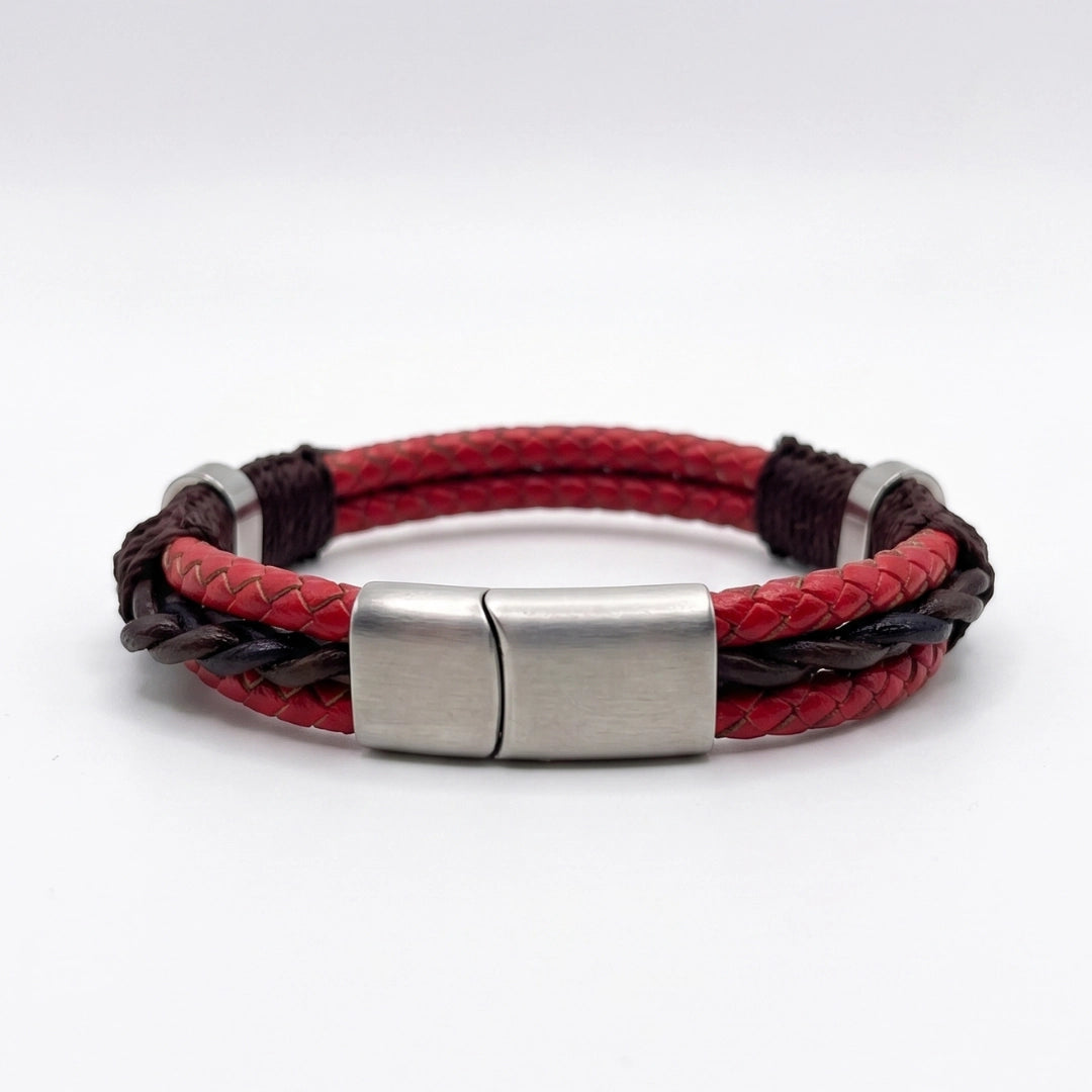 Vista posterior de pulsera de cuero trenzado rojo para hombre, mostrando el cierre seguro con broche magnético de acero inoxidable en acabado plateado mate.