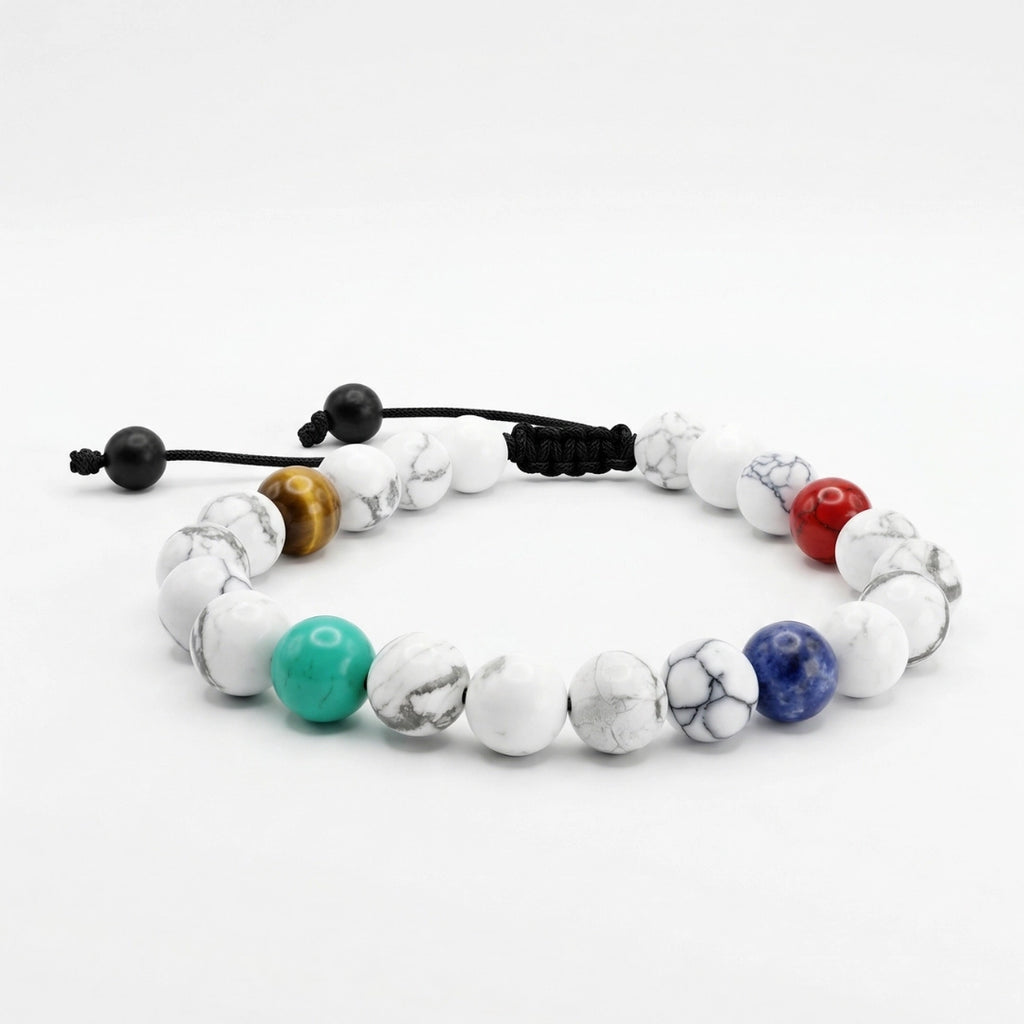 Pulsera en fondo blanco con piedras naturales de haulita, sodalita y piedras turquesas