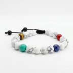 Pulsera en fondo blanco con piedras naturales de haulita, sodalita y piedras turquesas