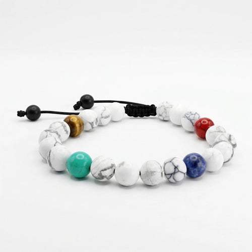 Pulsera en fondo blanco con piedras naturales de haulita, sodalita y piedras turquesas