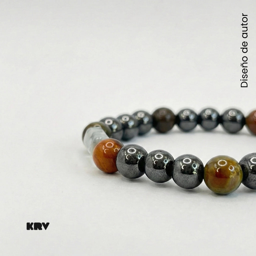 Pulsera de diseño sobrio con Ojo de Halcón y Hematita en muñeca de hombre estilo elegante KRV.CO.