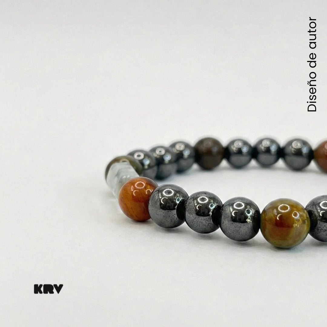 Pulsera de diseño sobrio con Ojo de Halcón y Hematita en muñeca de hombre estilo elegante KRV.CO.