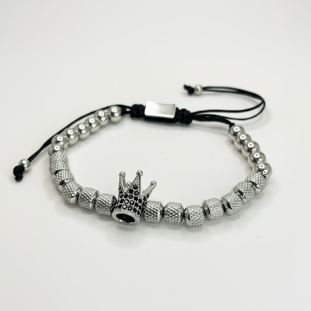Pulsera de acero inoxidable ajustable para hombre con dije de corona piedra circonita negra. Color plateado