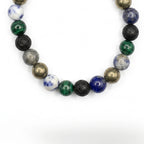 Cierre de nudo ajustable con pieza metálica y grabado del logo KRV en pulsera de jaspe azul.