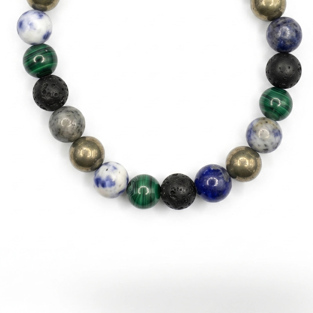 Cierre de nudo ajustable con pieza metálica y grabado del logo KRV en pulsera de jaspe azul.
