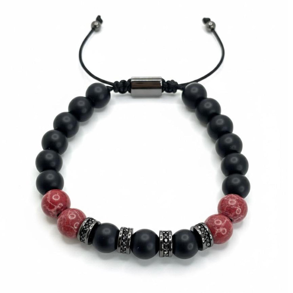Pulsera ajustable Fuego Carmesí está diseñada con cuentas Onix-Mate y piedras Jaspe Rojo separadas entre sí por incrustaciones de circonita. 