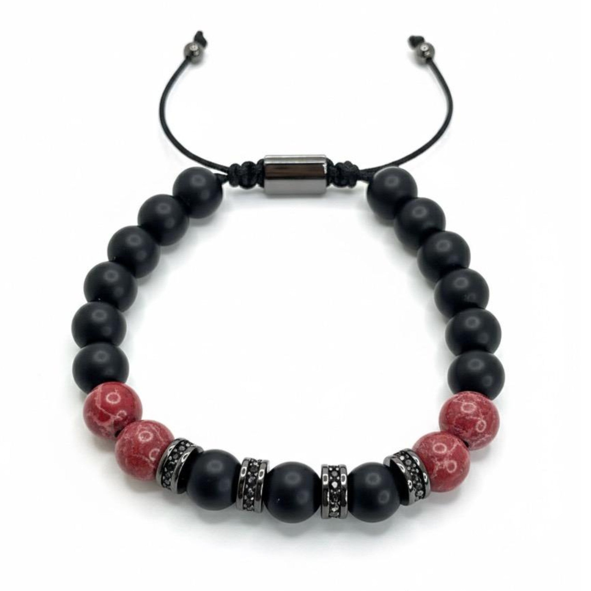 Pulsera ajustable Fuego Carmesí está diseñada con cuentas Onix-Mate y piedras Jaspe Rojo separadas entre sí por incrustaciones de circonita. 