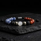 Pulsera de jaspe azul y jaspe rojo natural para hombre con piedra volcánica, fondo blanco minimalista