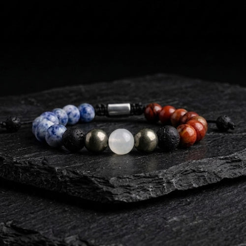 Pulsera de jaspe azul y jaspe rojo natural para hombre con piedra volcánica, fondo blanco minimalista