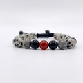 Pulsera con piedras naturales en fondo blanco profesional minimalista con piedras jaspe dálmata