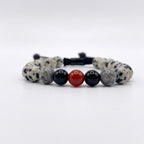 Pulsera con piedras naturales en fondo blanco profesional minimalista con piedras jaspe dálmata