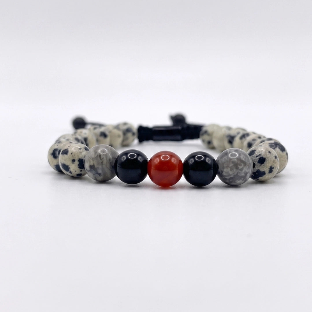 Pulsera con piedras naturales en fondo blanco profesional minimalista con piedras jaspe dálmata