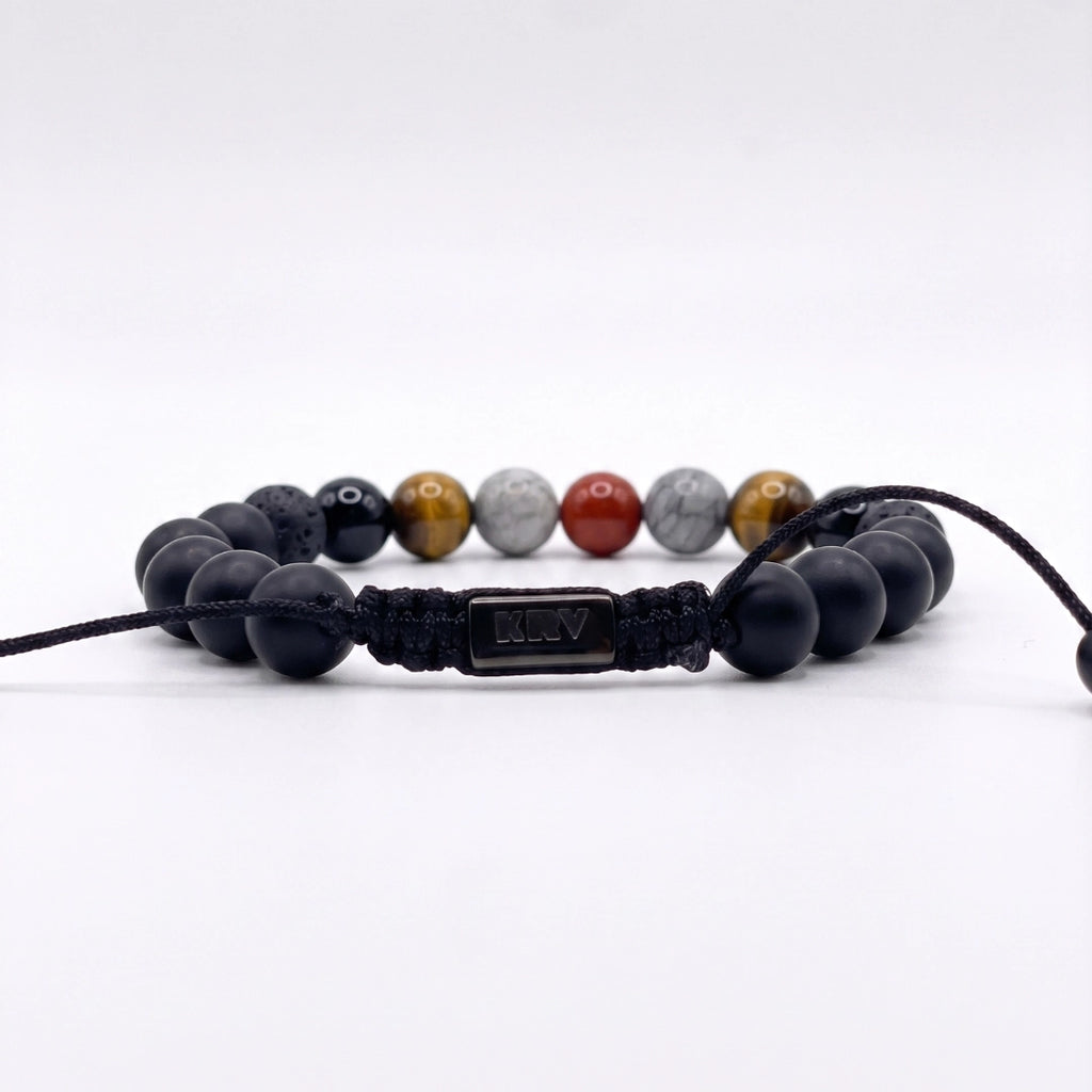 Vista posterior de pulsera KRV con logo de nuestra marca atada con nudo corredizo y variedad de piedras naturales 