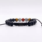 Vista posterior de pulsera KRV con logo de nuestra marca atada con nudo corredizo y variedad de piedras naturales 