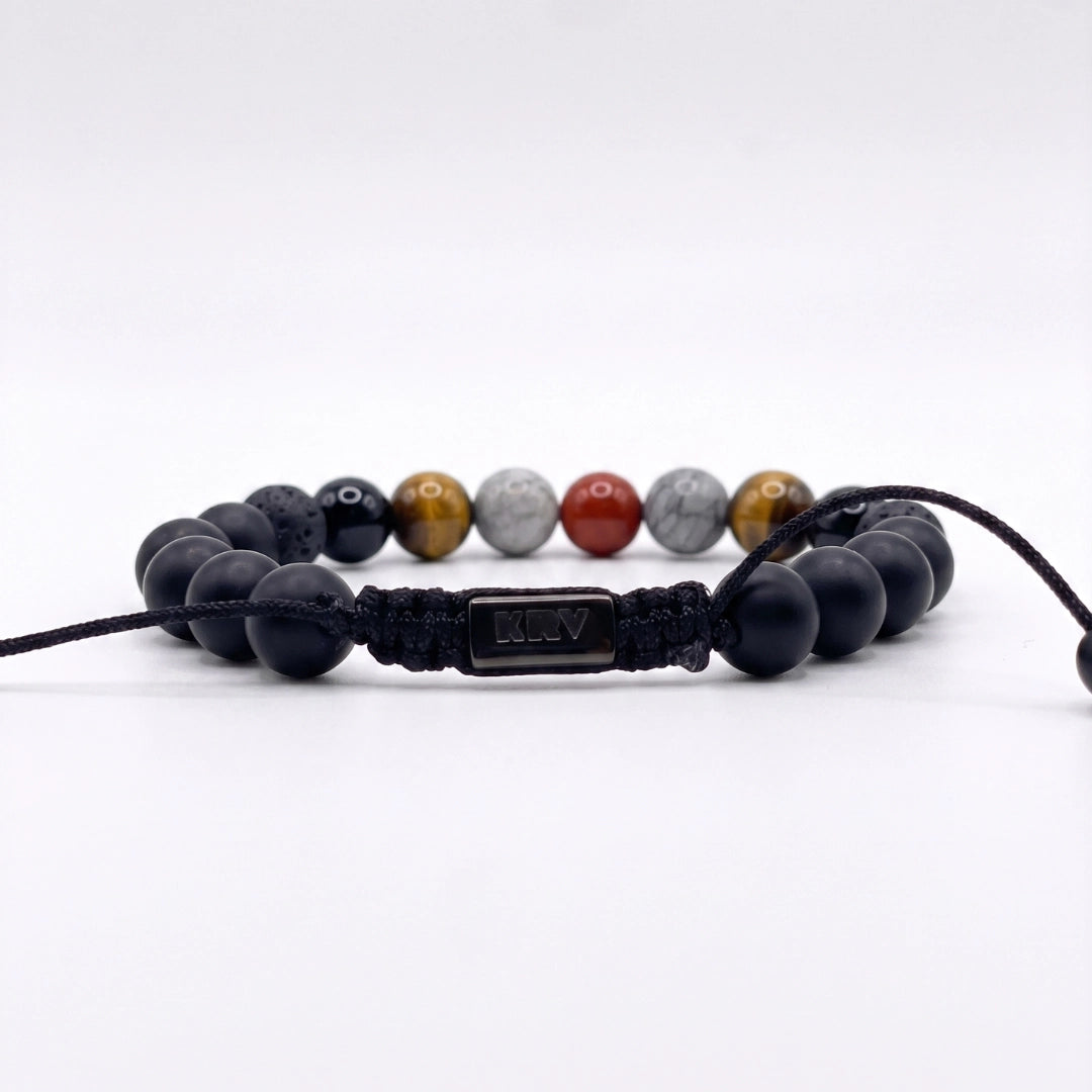 Vista posterior de pulsera KRV con logo de nuestra marca atada con nudo corredizo y variedad de piedras naturales 