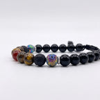 Pulsera de piedras ojos de tigre, ónix y cornalina en fondo blanco minimalista