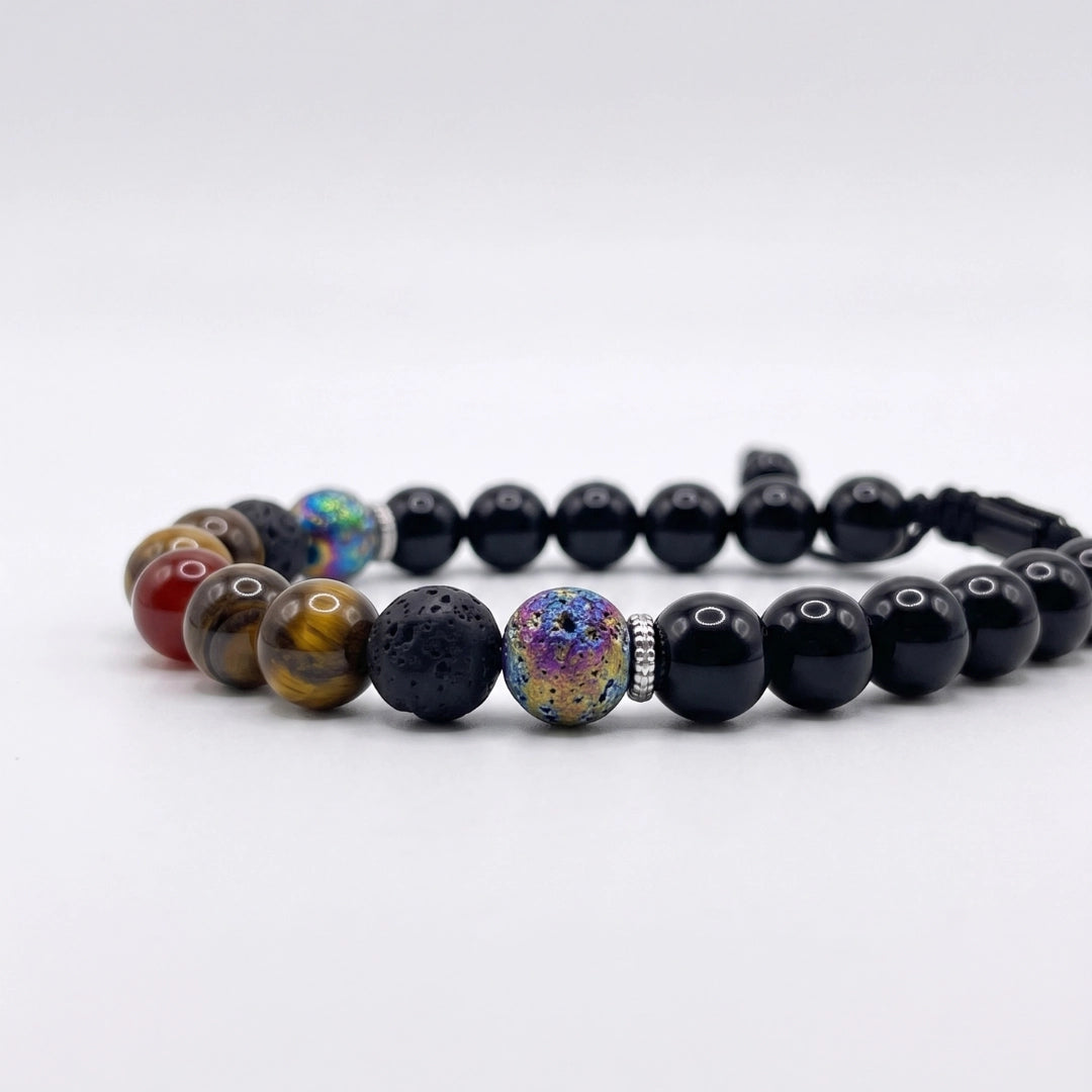 Pulsera de piedras ojos de tigre, ónix y cornalina en fondo blanco minimalista