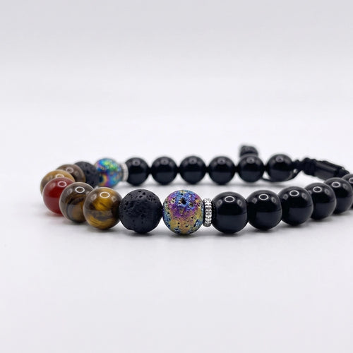 Pulsera de piedras ojos de tigre, ónix y cornalina en fondo blanco minimalista