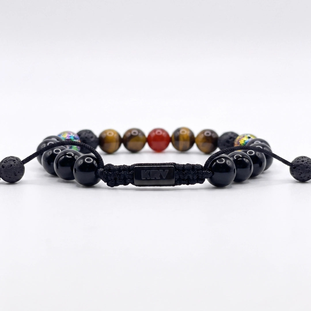 Pulsera con logo de marca KRV con nudo corredizo de piedras naturales ojo de tigre, ónix y cornalina natural en fondo blanco fotográfico