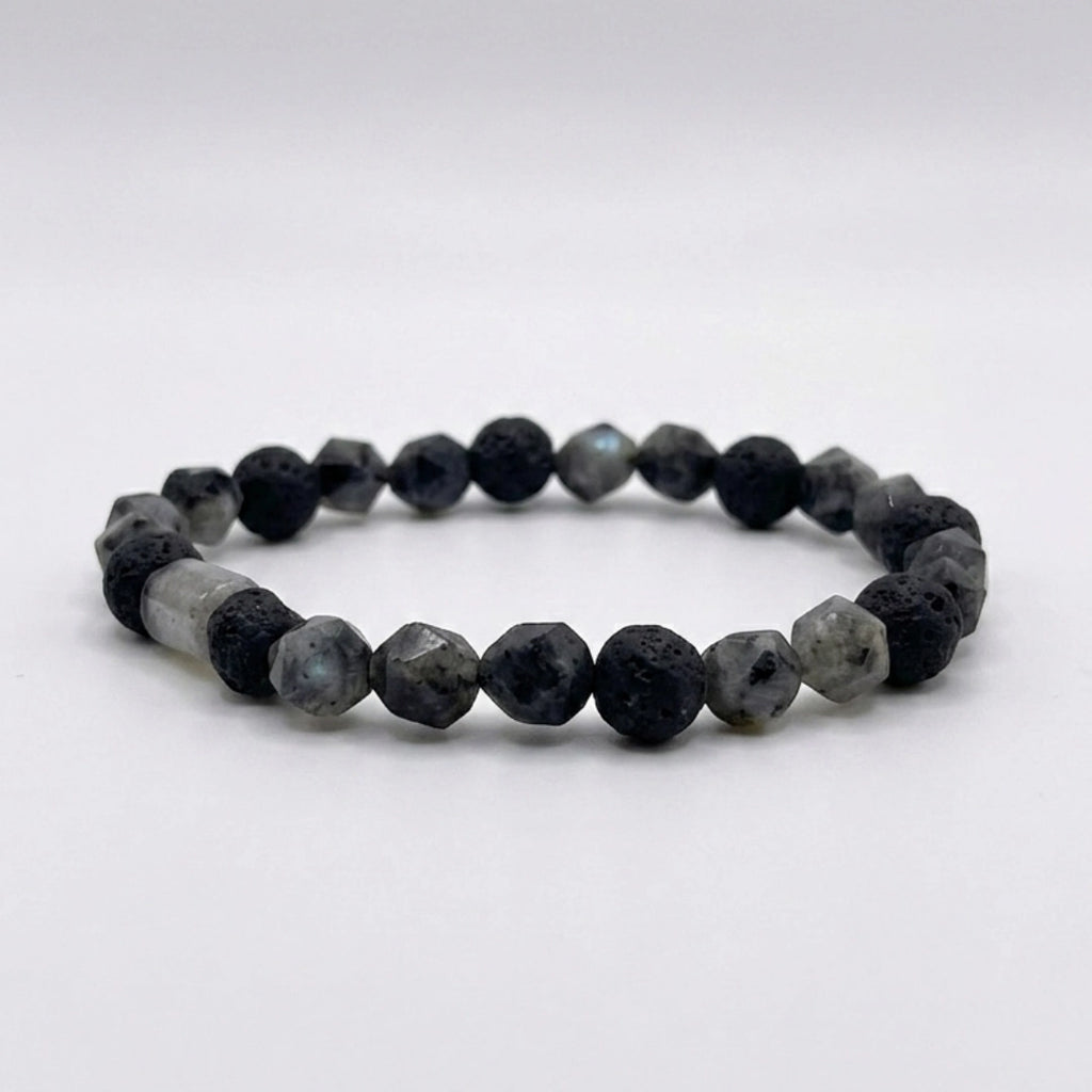 Detalle piedra central labradorita tallada a mano en pulsera masculina