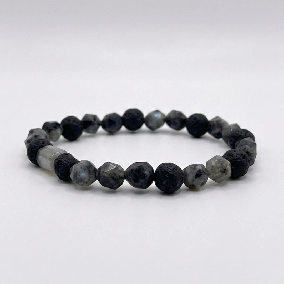 Detalle piedra central labradorita tallada a mano en pulsera masculina